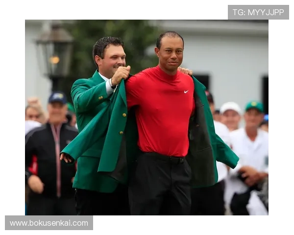 [高尔夫]捷尼赛思邀请赛阿伯格上演王者归来 伍兹出席颁奖.